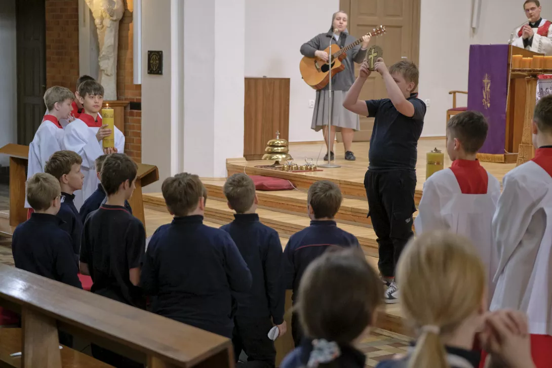Droga krzyżowa w kościele podczas rekolekcji dla klas 4-6 SSP.