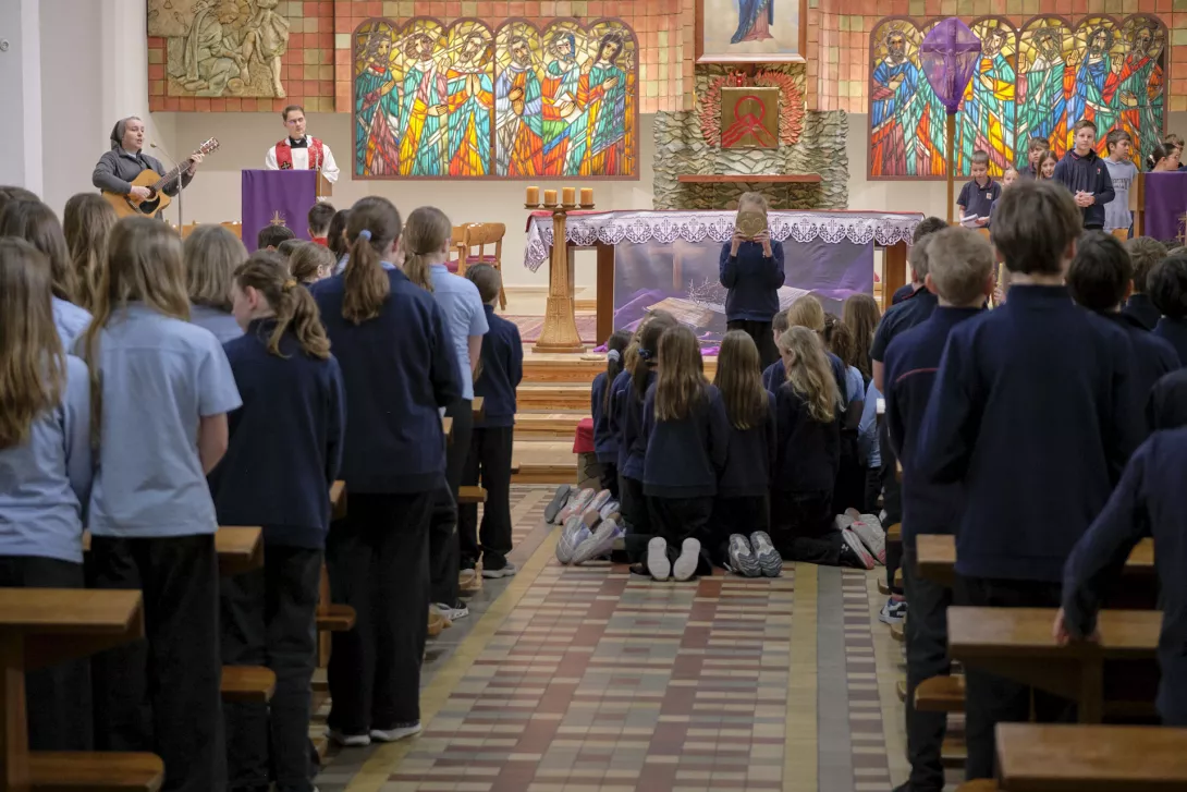 Droga krzyżowa w kościele podczas rekolekcji dla klas 4-6 SSP.