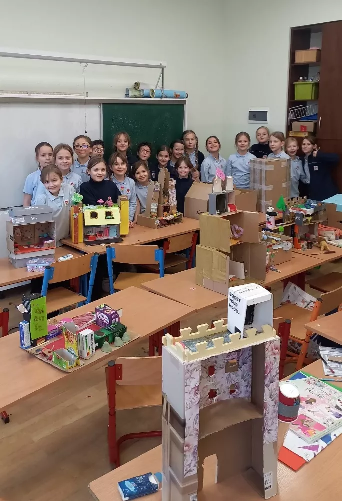 Grupowe zdjęcie uczennic klasy 3c