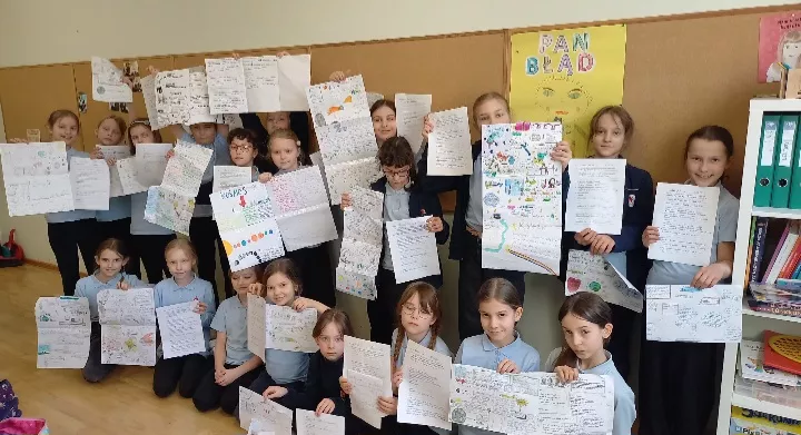 Uczennice kl.3c prezentują swoje notatki