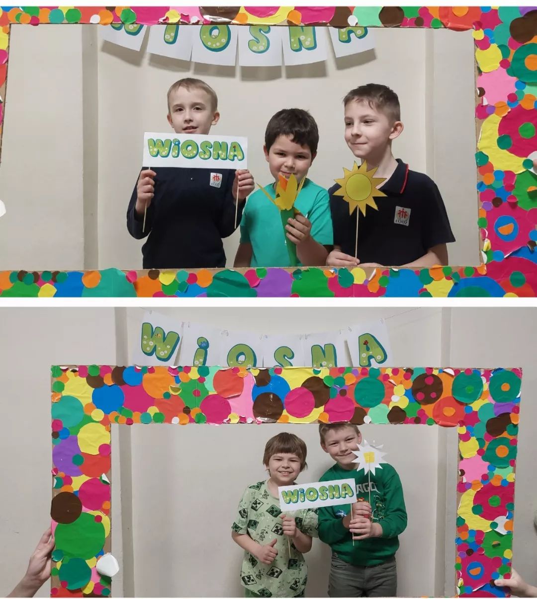 Uczniowie klas 1-3 pozujący do pamiątkowych zdjęć z okazji pierwszego dnia kalendarzowej wiosny.