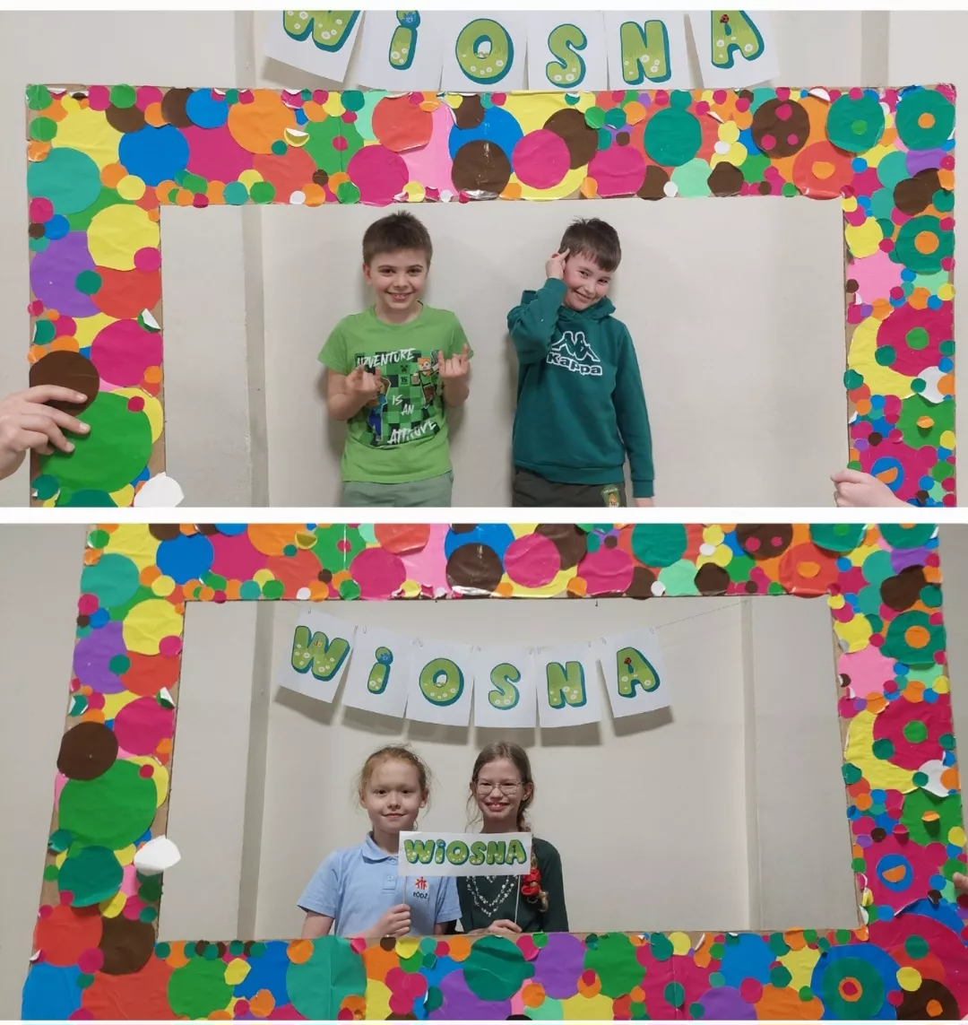 Uczniowie klas 1-3 pozujący do pamiątkowych zdjęć z okazji pierwszego dnia kalendarzowej wiosny.