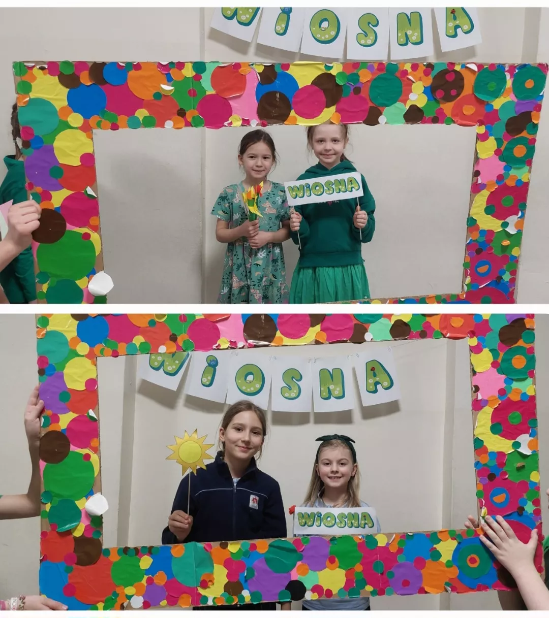 Uczniowie klas 1-3 pozujący do pamiątkowych zdjęć z okazji pierwszego dnia kalendarzowej wiosny.