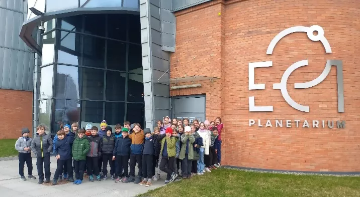 Uczniowie klas 3c i 3d przed łódzkim Planetarium
