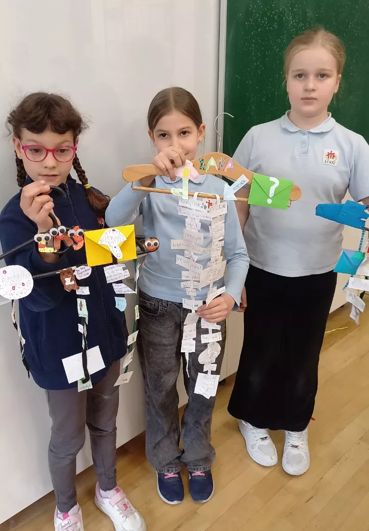 Uczennice klasy 3c prezentują swoje prace na temat ekosystemów łąki, lasu i jeziora