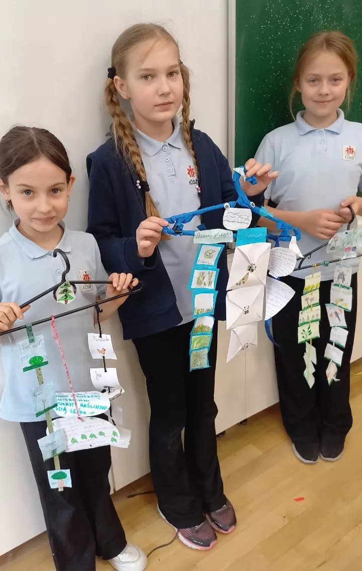 Uczennice klasy 3c prezentują swoje prace na temat ekosystemów łąki, lasu i jeziora