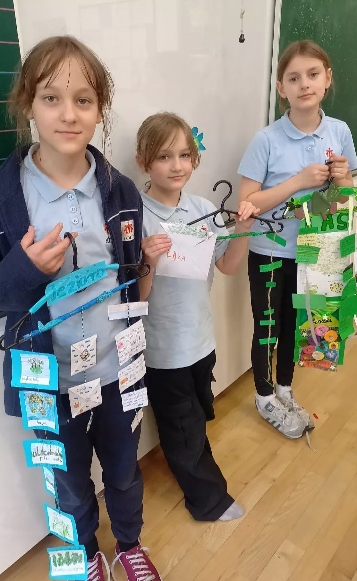 Uczennice klasy 3c prezentują swoje prace na temat ekosystemów łąki, lasu i jeziora