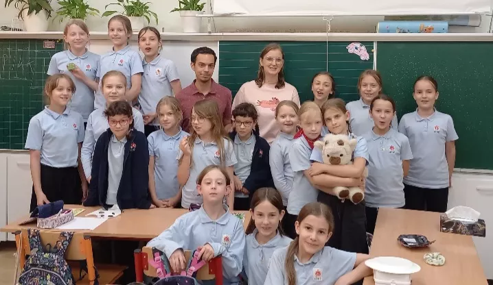 Zdjęcie grupowe przedstawiające uczennice klasy 3c wraz z naszymi gośćmi