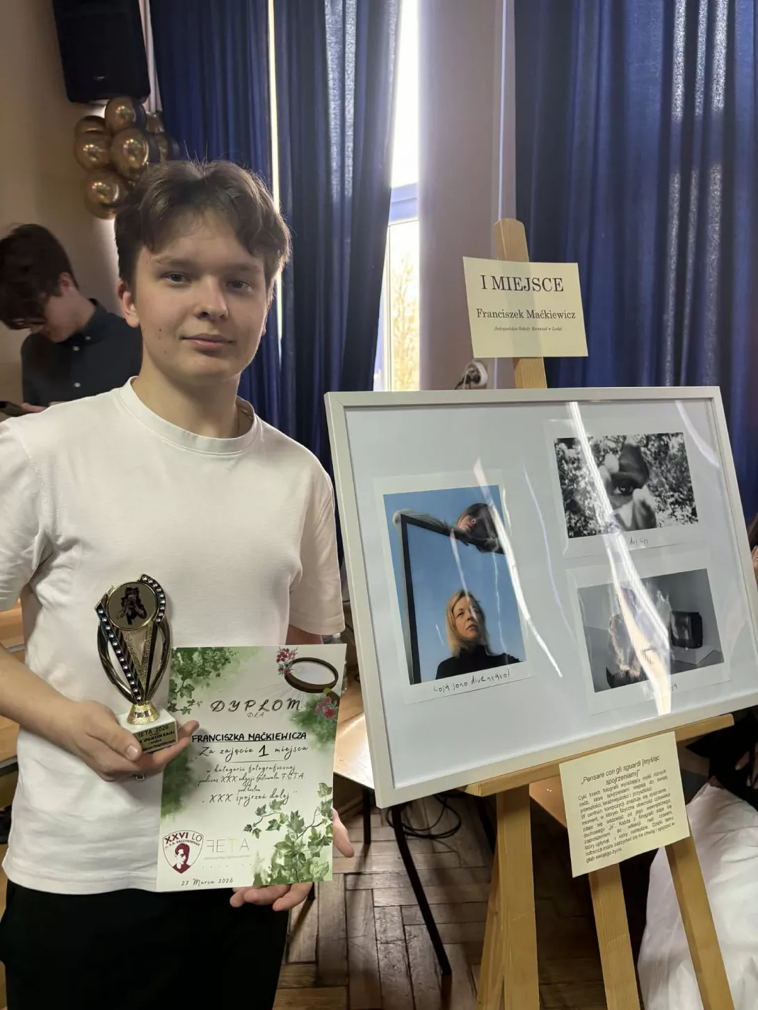 Franciszek Maćkiewicz z V klasy technikum Salezjańskiej Szkoły Rzemiosł ze swoją pracą fotograficzną.