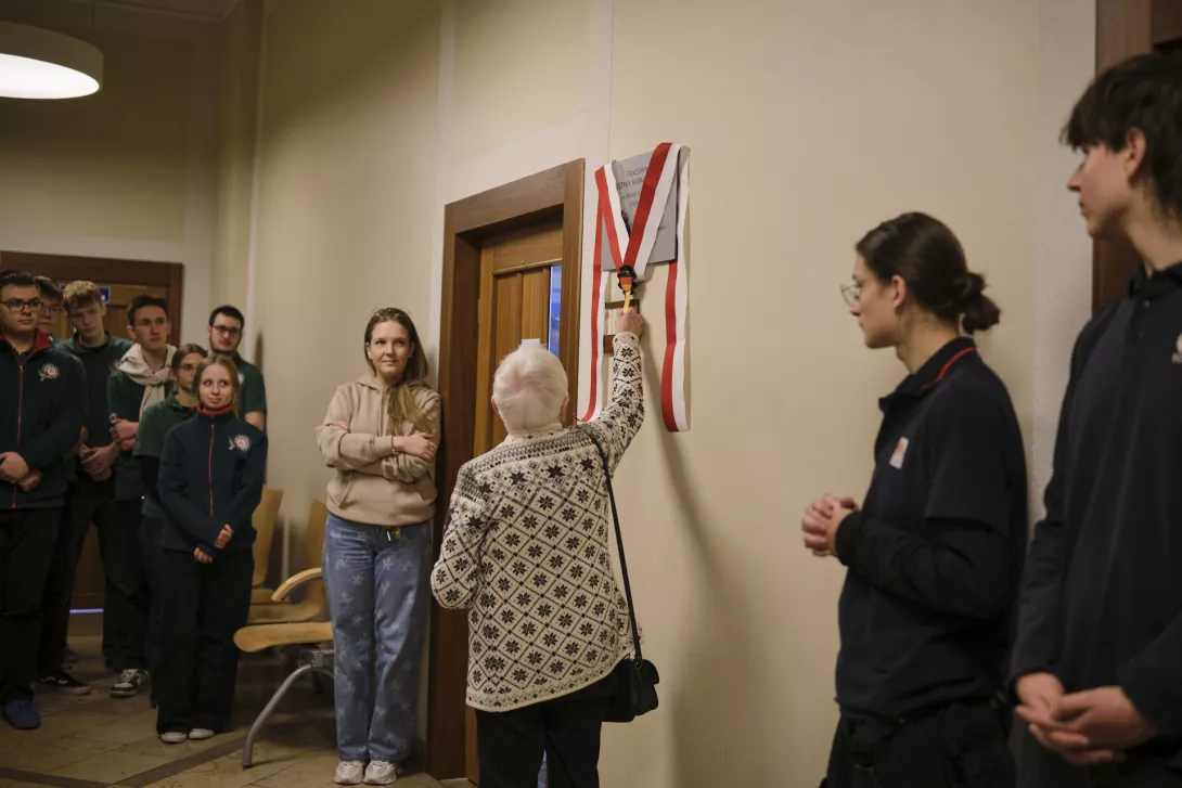 Mama śp. Marii Skurskiej odsłania pamiątkową tablicę. (fot. Amelia Szymańska)