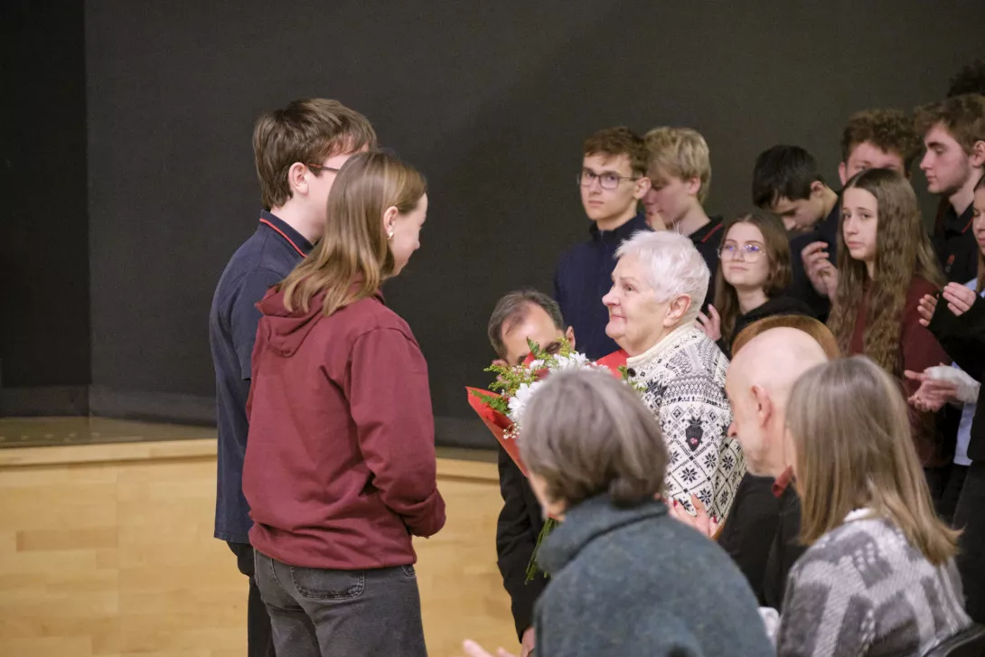 Przedstawiciele uczniów wręczają kwiaty mamie śp. Marii Skurskiej. (fot. Antoni Szumielewicz)