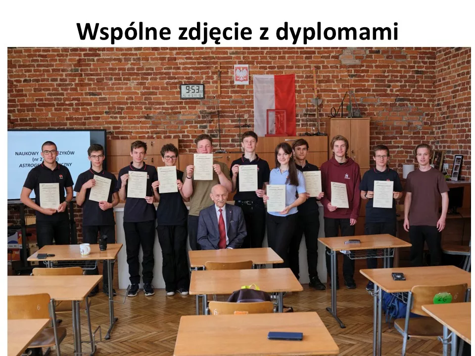 wspólne zdjęcie z dyplomami