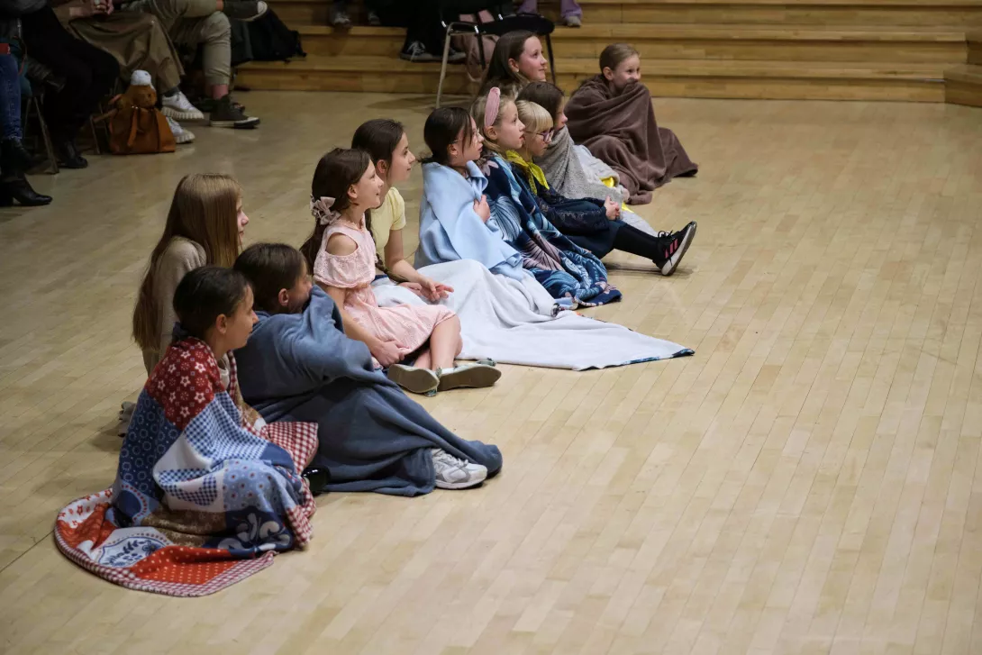 Aktorki teatru Beznazwy z klas 4, siedzą na widowni i obserwują pracę swoich koleżanek. 