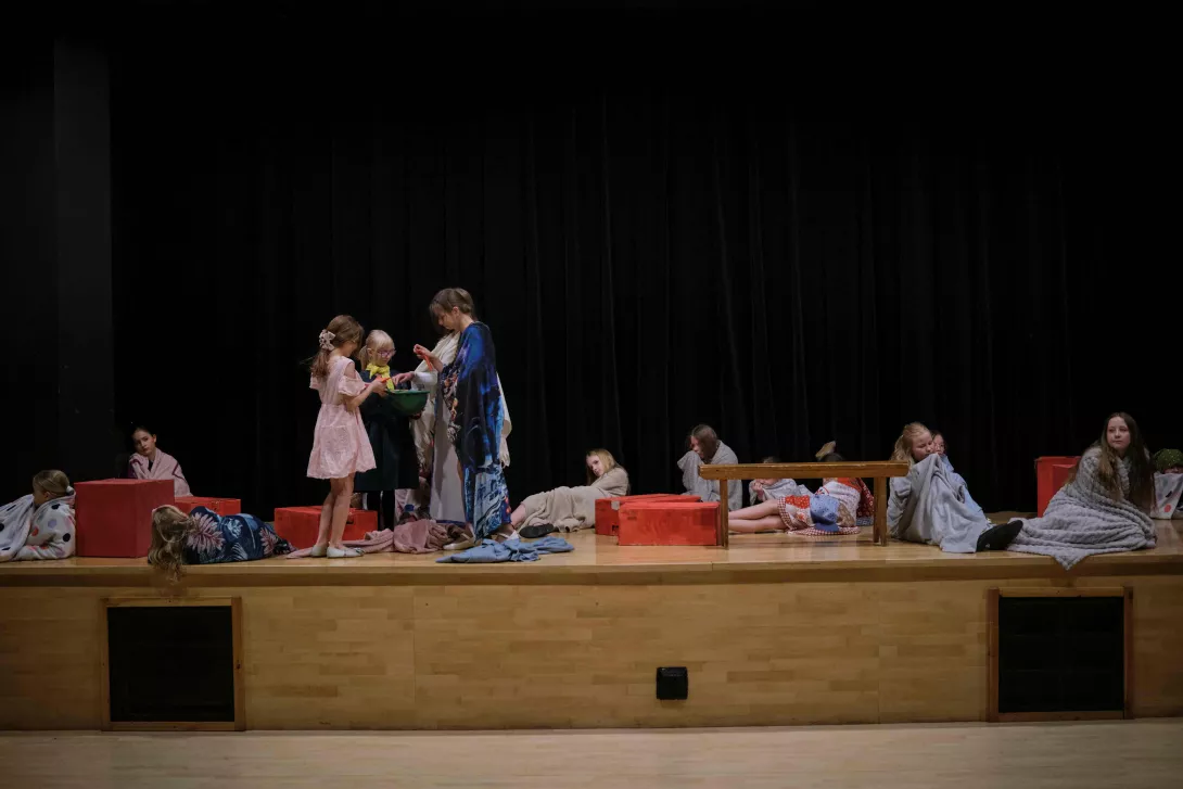 Aktorki teatru Beznazwy z klas 4 na scenie, prezentują przygotowaną etiudę. 