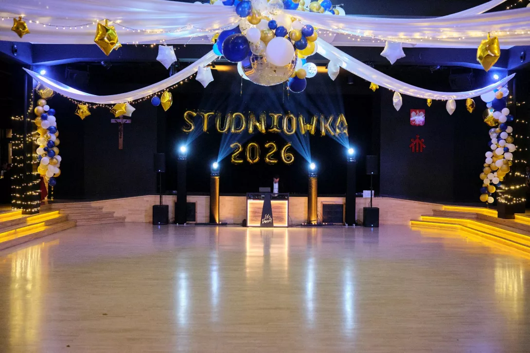 Pięknie udekorowana Aula szkolna. (fot. Antoni Szumielewicz)