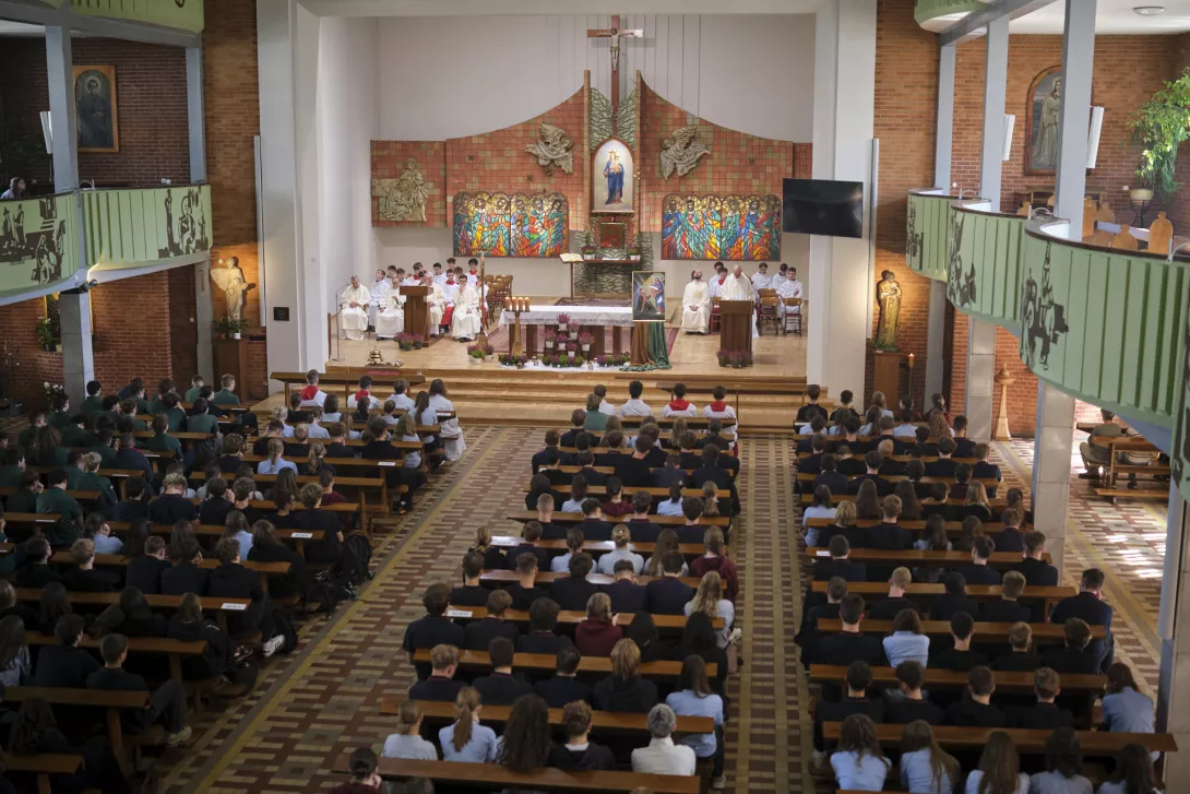 Widok kościoła z balkonu.