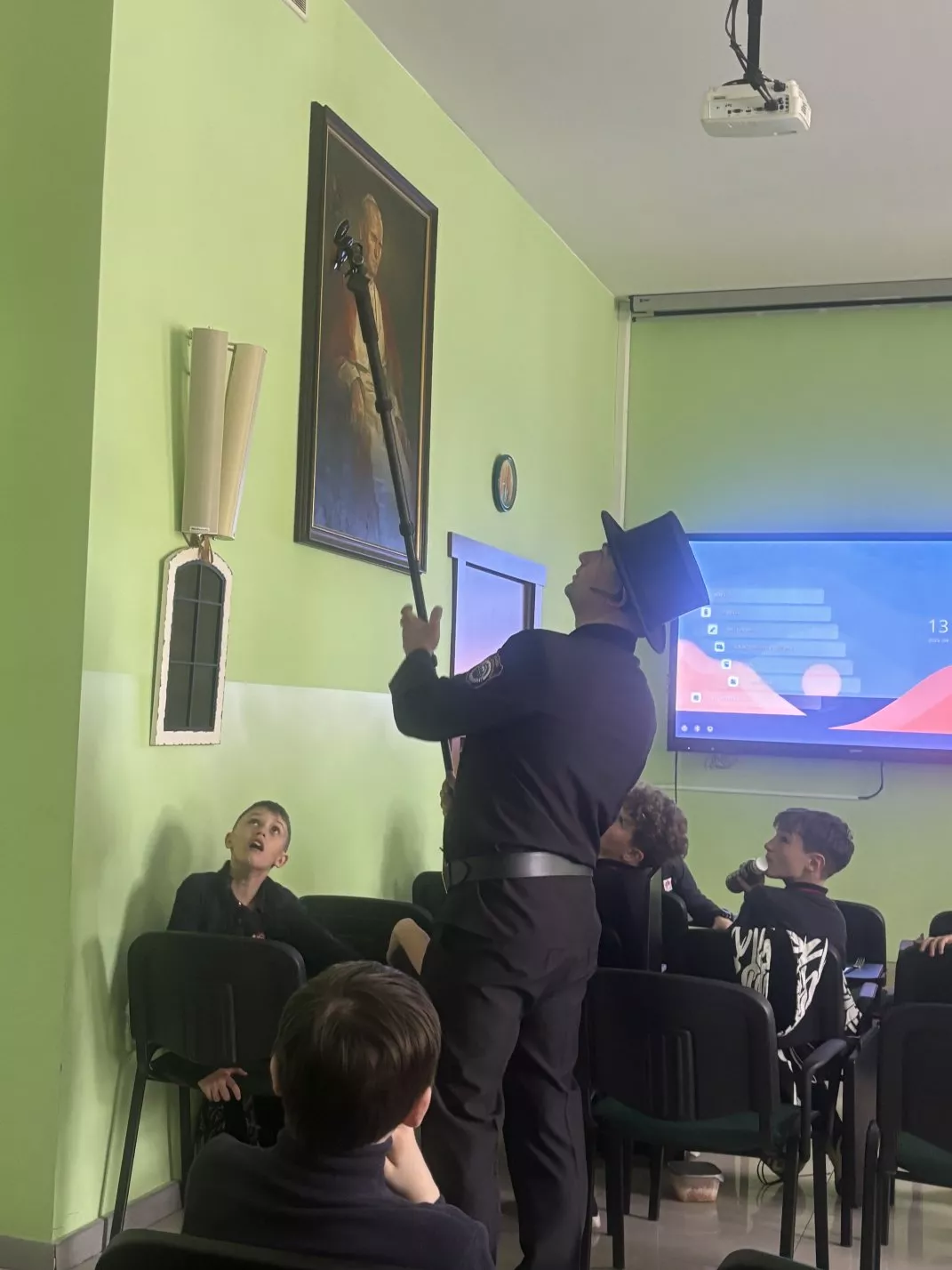 Wizyta pana Bartłomieja Jaskółki przedstawiającego zawód kominiarza (foto Zofia Anna Klepczyńska)