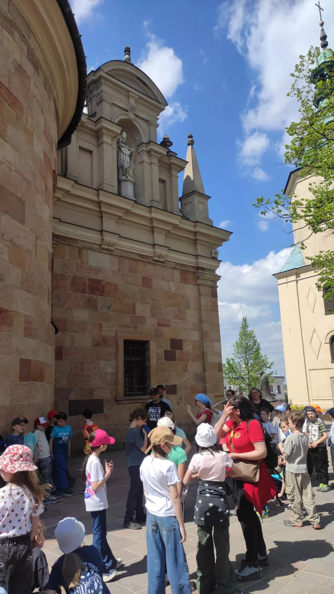 Uczniowie zwiedzający Kielce 