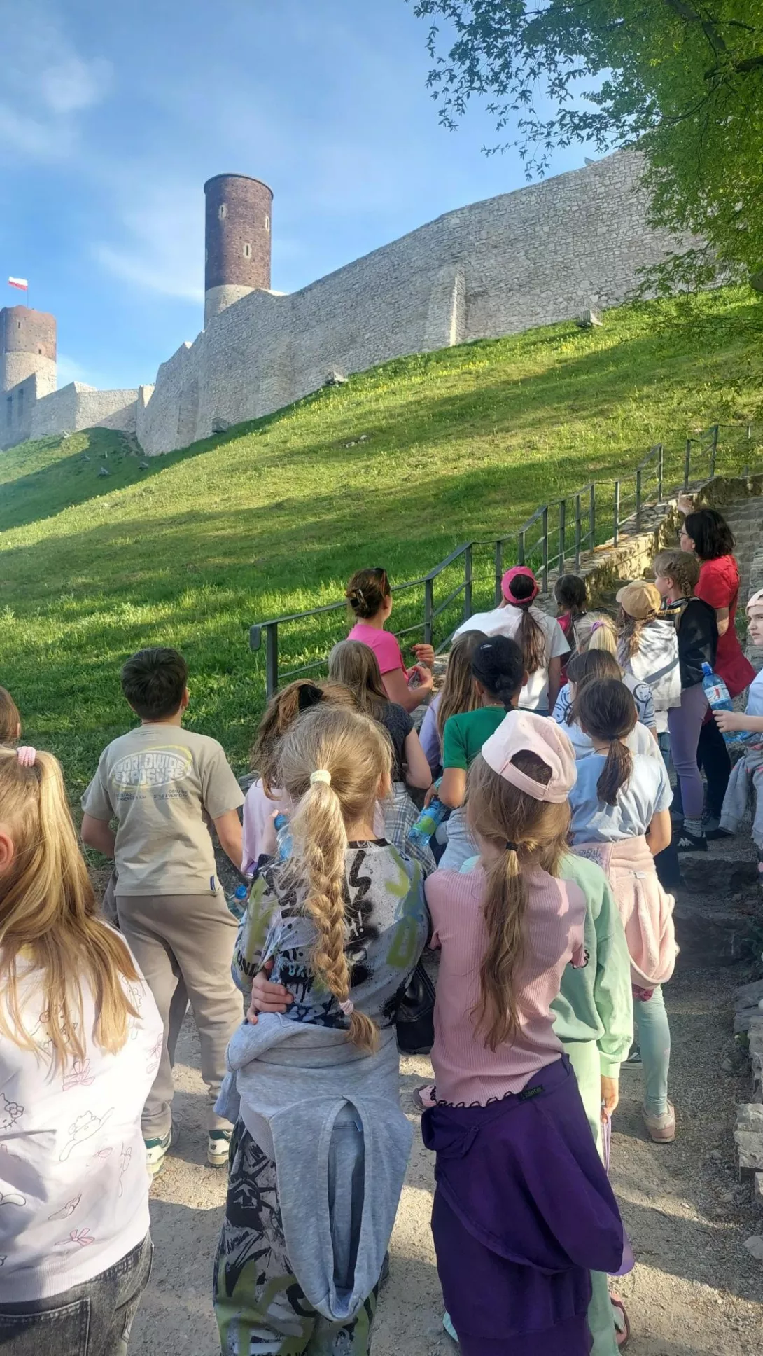 Uczestnicy wycieczki z wizytą w Chęcinach 