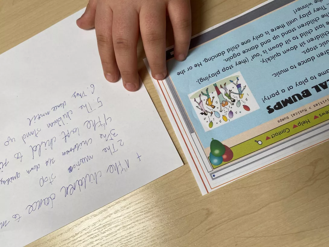 Uczeń porównuje teksty po wykonaniu zadania ze "sztafety językowej". 