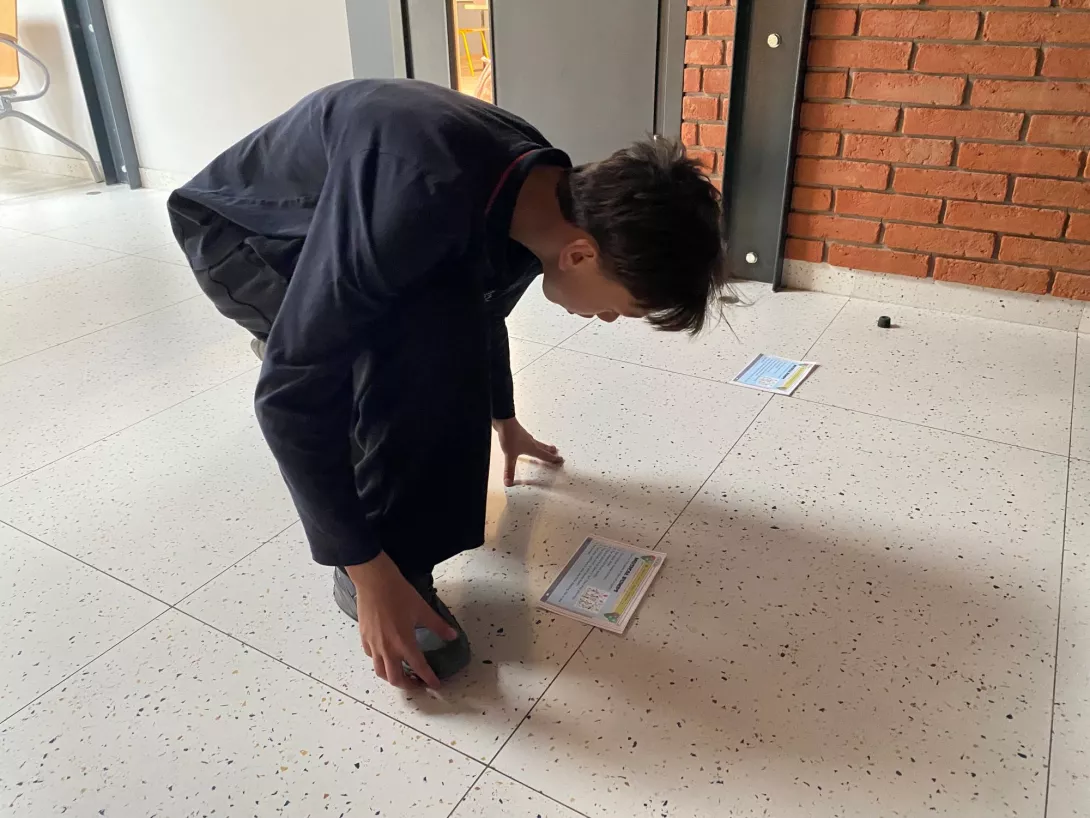 Uczeń podczas rywalizacji w "sztafecie językowej". 