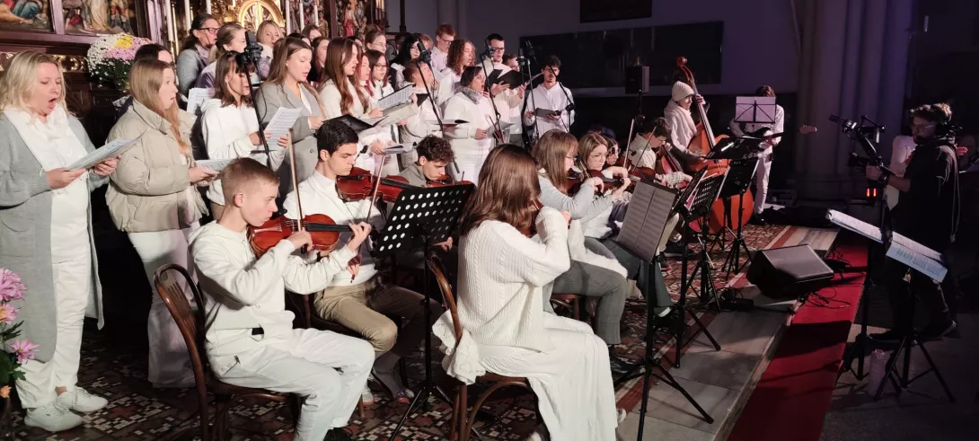 Antoni Kopytowski w czasie koncertu Nocy Świętych w łódzkiej katedrze. 