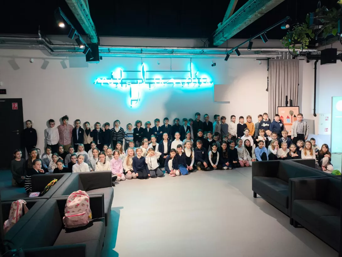 Uczniowie klas trzecich w Teatrze Pinokio przed rozpoczęciem spektaklu. 