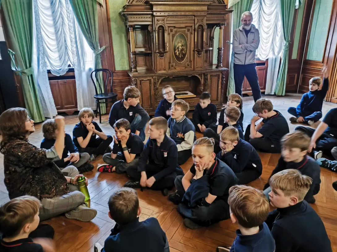 Uczniowie klasy 3b słuchają historii domu i życia rodziny Scheiblerów w Muzeum Kinematografii w Łodzi. 