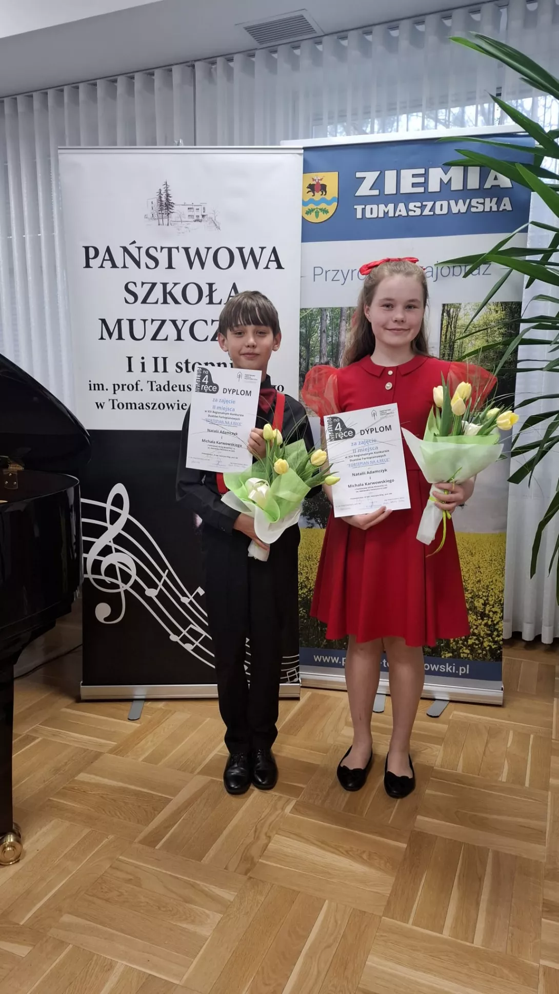 Natalia Adamczyk z klasy 6c i Michał Karwowski z klasy 5b z dyplomem za II miejsce w XIV Regionalnym Konkursie Duetów Fortepianowych "Fortepian na 4 ręce".