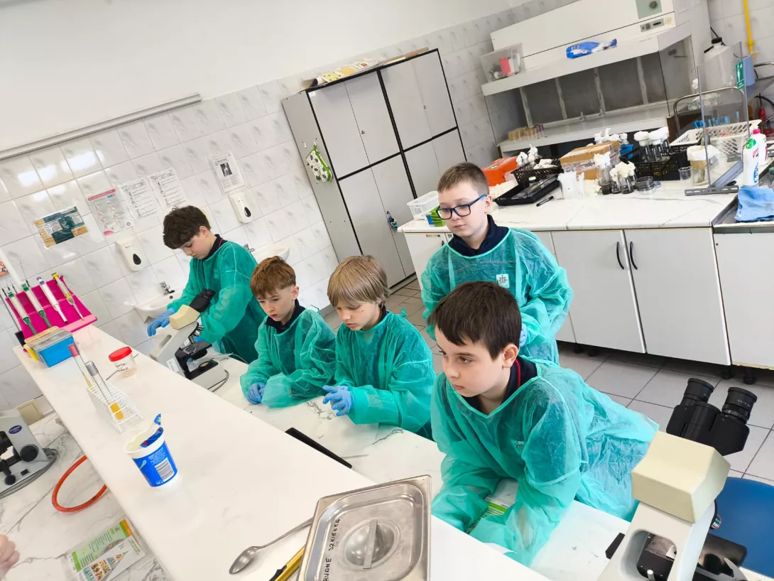 Uczniowie klasy 3b w czasie udziału w warsztatach „Jogurt ekologiczny – zdrowy domowy nabiał” na Politechnice Łódzkiej. 