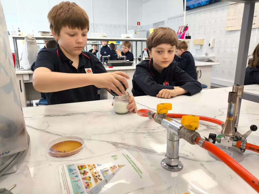 Uczniowie klasy 3b w czasie udziału w warsztatach „Jogurt ekologiczny – zdrowy domowy nabiał” na Politechnice Łódzkiej. 