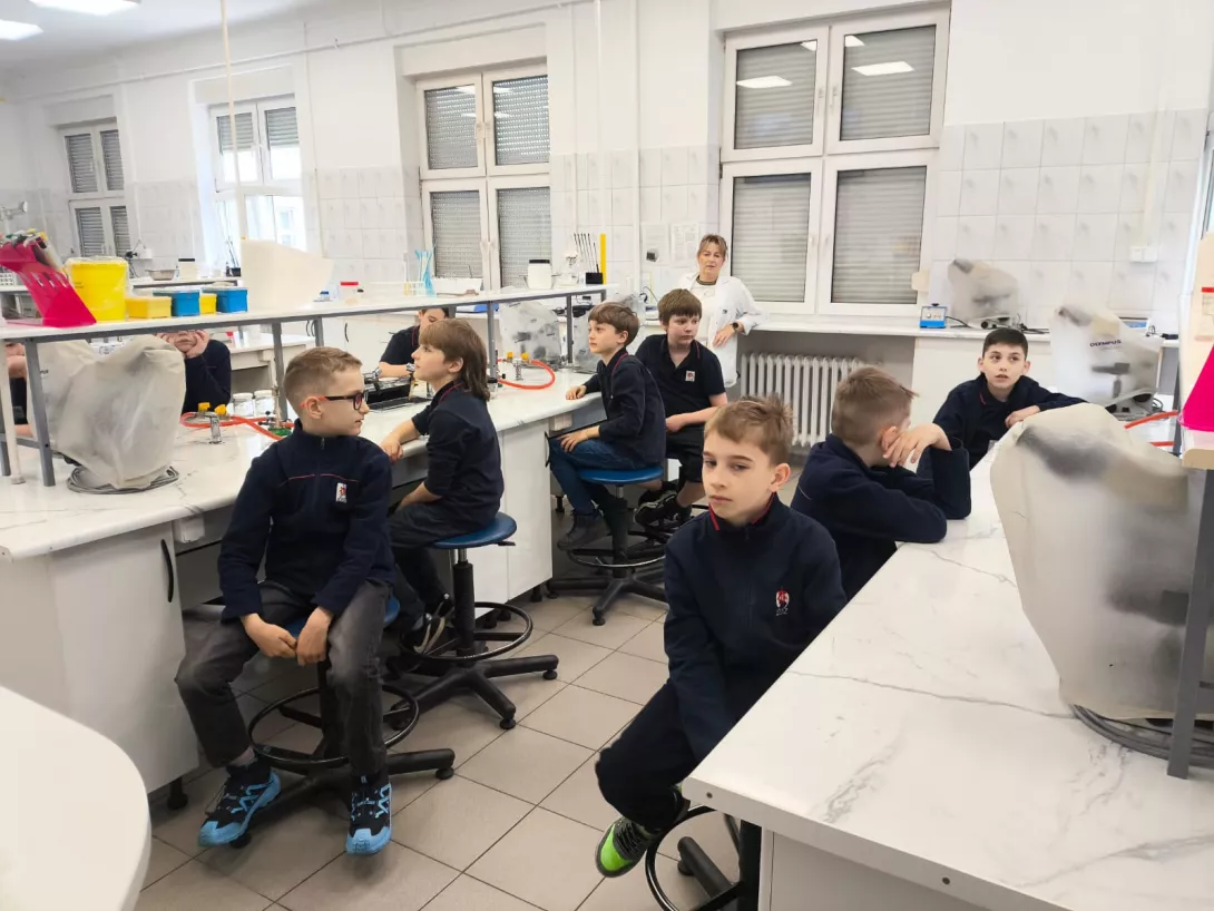 Uczniowie klasy 3b w czasie udziału w warsztatach „Jogurt ekologiczny – zdrowy domowy nabiał” na Politechnice Łódzkiej. 