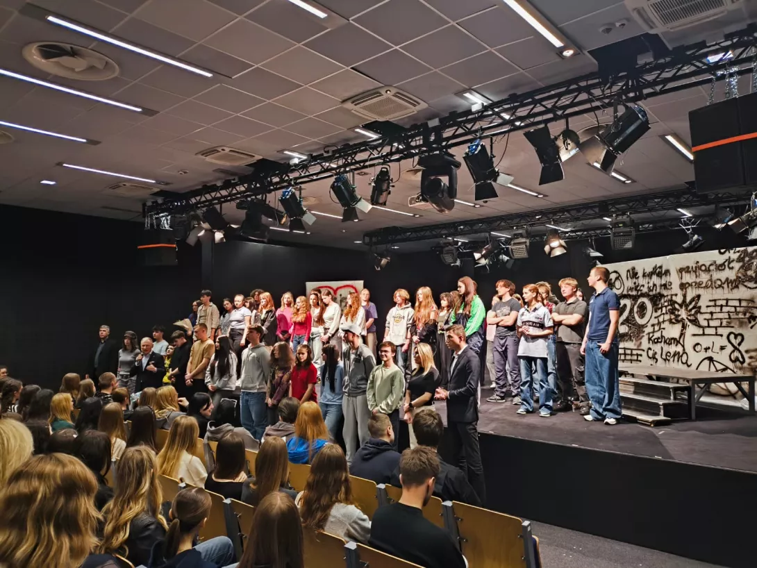 Zdjęcie z ukłonów po spektaklu "Sekret" w sali Expo. 