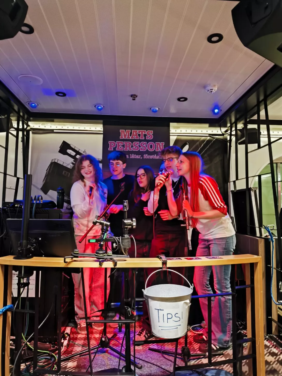 Młodzież w czasie wieczornego karaoke na promie Silija Line. 