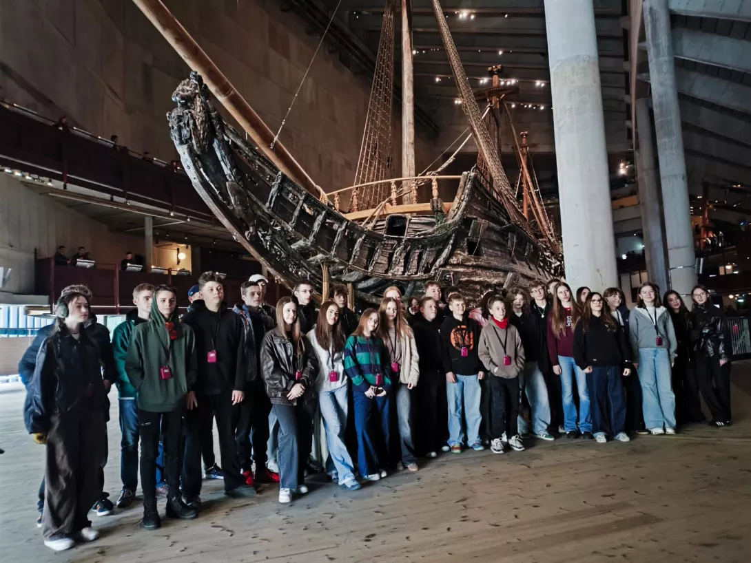 Zdjęcie grupowe uczestników wycieczki w muzeum Vasa w Sztokholmie. 