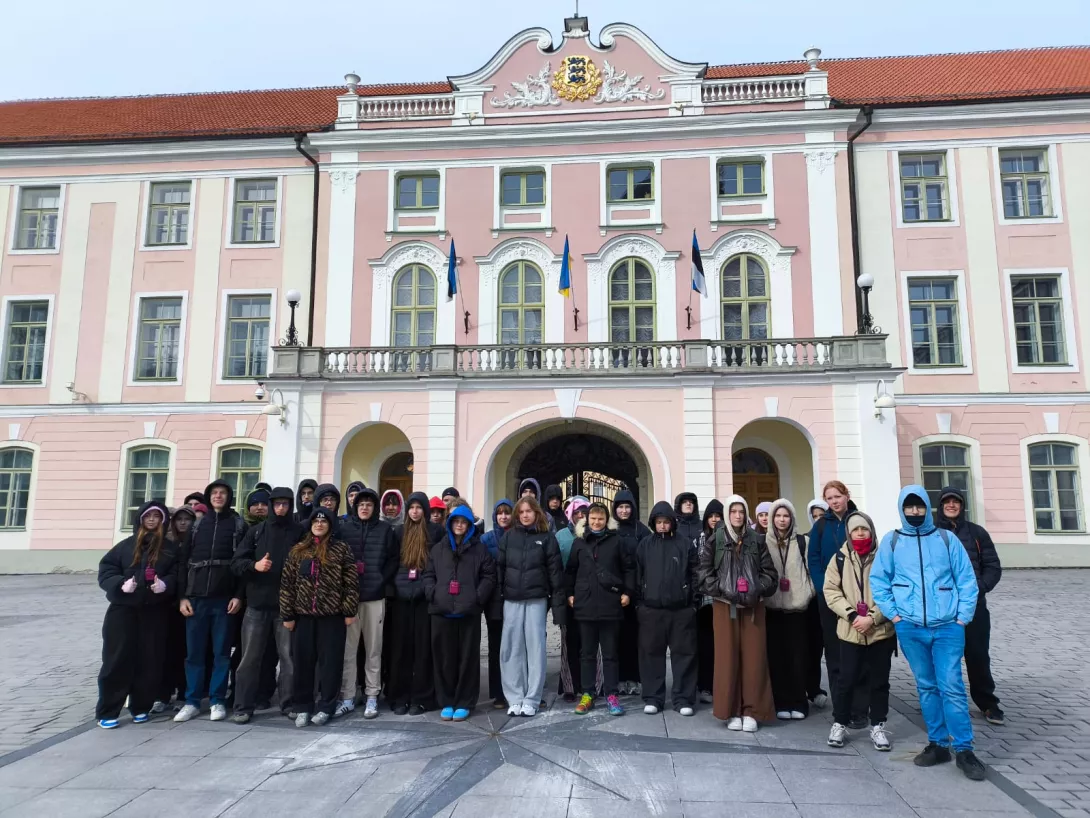 Zdjęcie grupowe uczestników wycieczki przed estońskim parlamentem w Tallinie. 