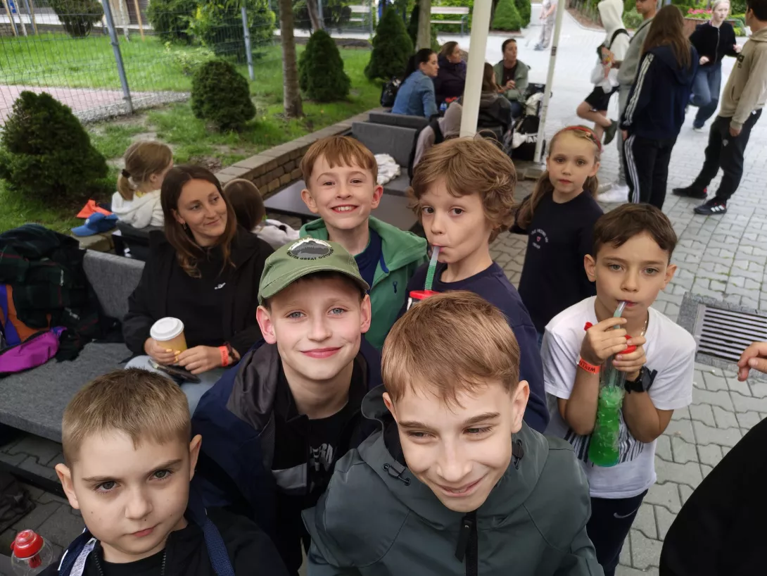 Uczniowie w przerwie zabawy w Energylandii.