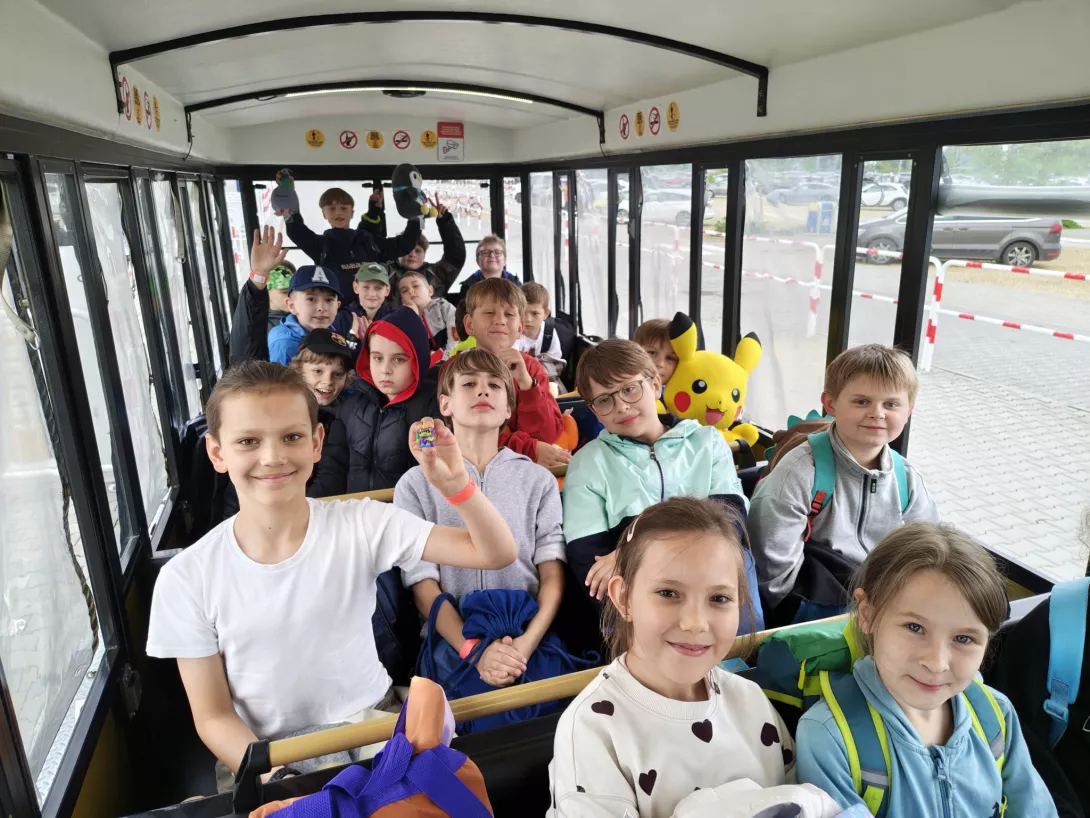 Uczniowie klas 3a i 3b w drodze do Energylandii.