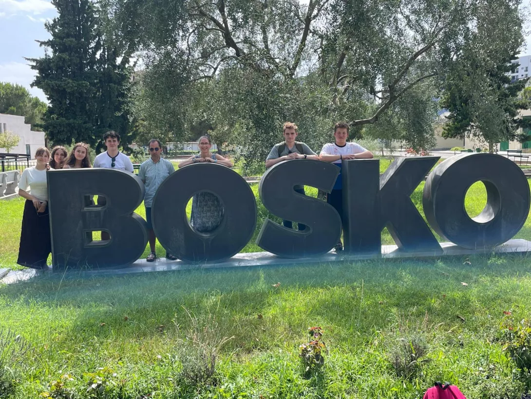 Zdjęcie grupowe uczestników wyjazdu do Albanii z napisem BOSKO. 