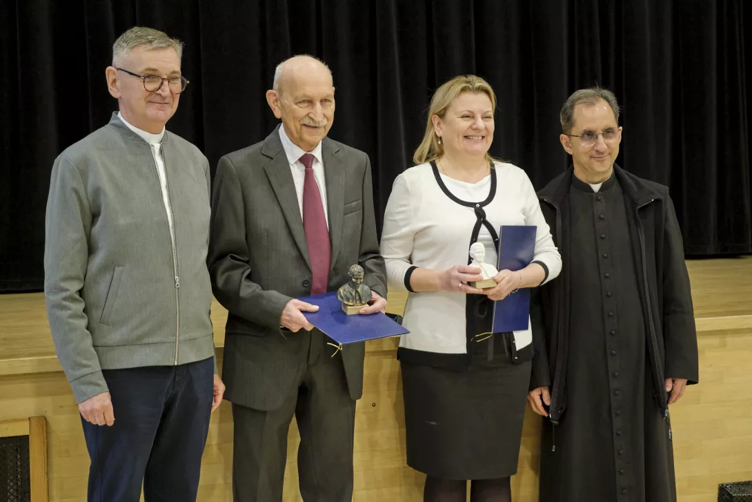 Wyróżnieni nauczyciele wraz z ks. Inspektorem (po lewej) i dyrektorem szkoły. (fot. Agnieszka Guminiak)