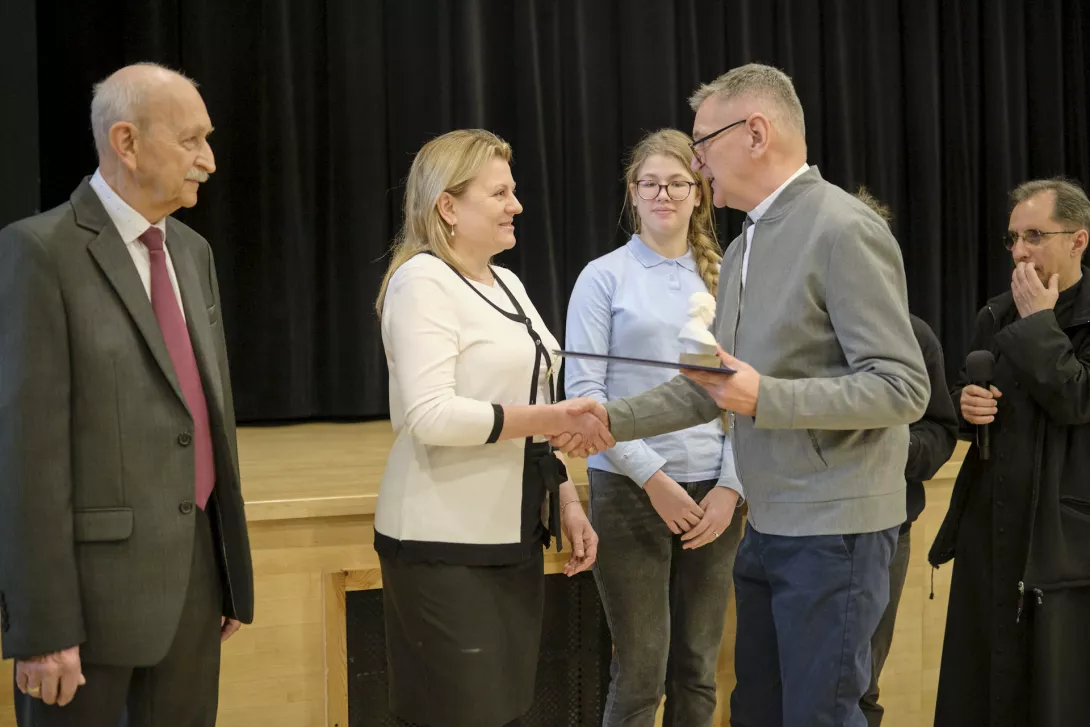 Ks. Inspektor wręcza nagrodę p. Monice Geremek-Sowińskiej. (fot. Amelia Szymańska)