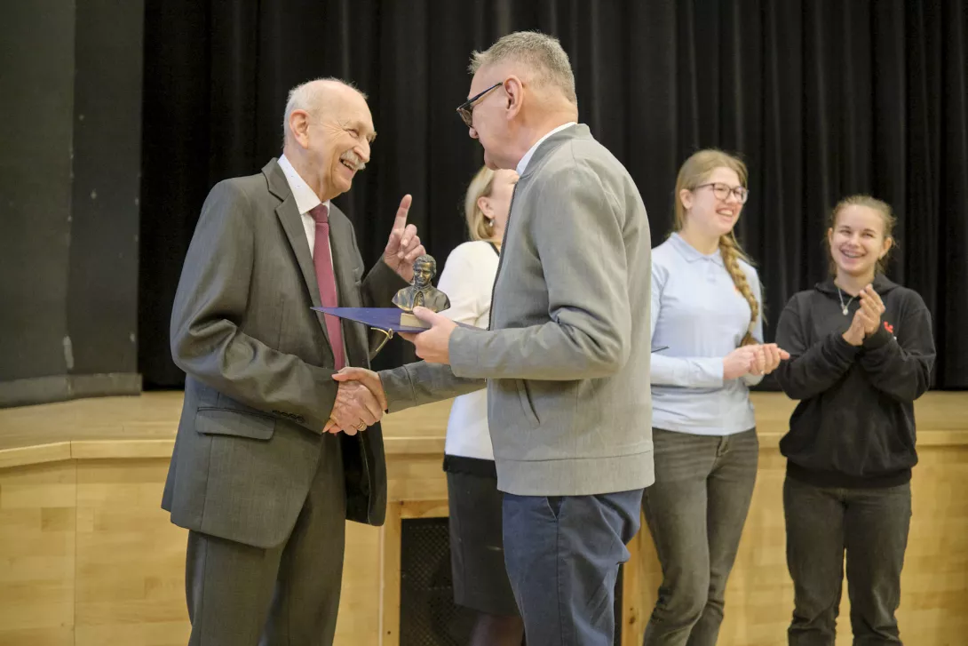 Ks. Inspektor wręcza nagrodę p. Henrykowi Czekalskiemu. (fot. Amelia Szymańska)