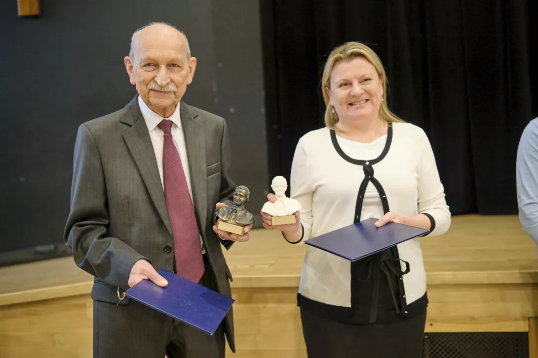 Wyróżnieni nauczyciele ze statuetkami Księdza Bosko. (fot. Amelia Szymańska)