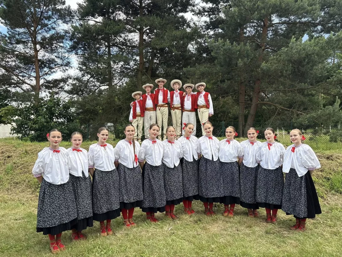 "Mała reprezentacja" zespołu Harnam w strojach Górali Beskidu Śląskiego. Trzecia od lewej - Ada Cebulska, drugi od lewej - Witek Chwiałkowski